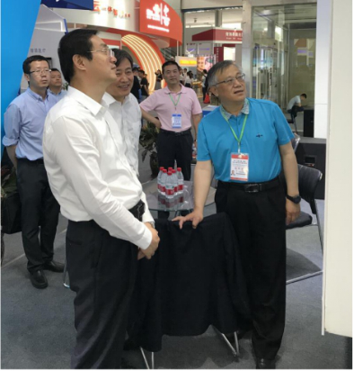 省委常委、西寧市委書記王曉蒞臨第十九屆青洽會(huì)青海物產(chǎn)展位參觀