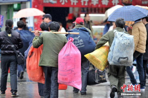 聚焦春節(jié)“恐歸族”：近鄉(xiāng)情怯，恐懼何來(lái)？(圖)